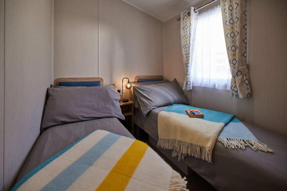 Nirvana Coastal Retreat Holiday Home Cayton Eksteriør bilde