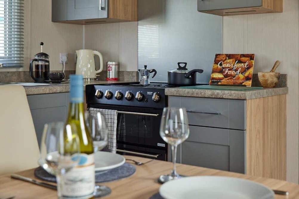 Nirvana Coastal Retreat Holiday Home Cayton Eksteriør bilde